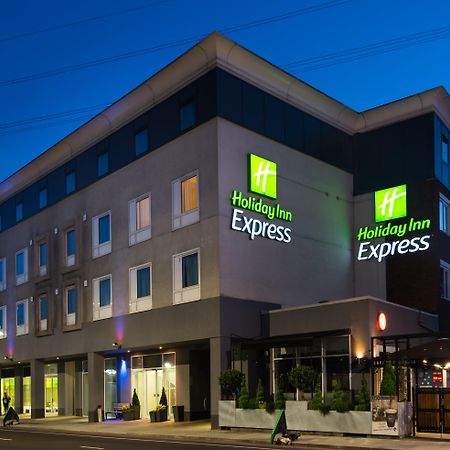 Holiday Inn Express London-Wimbledon-South, An Ihg Hotel Екстериор снимка