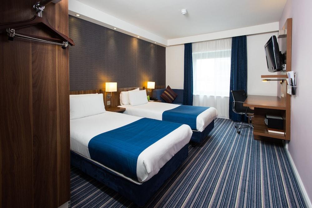 Holiday Inn Express London-Wimbledon-South, An Ihg Hotel Екстериор снимка