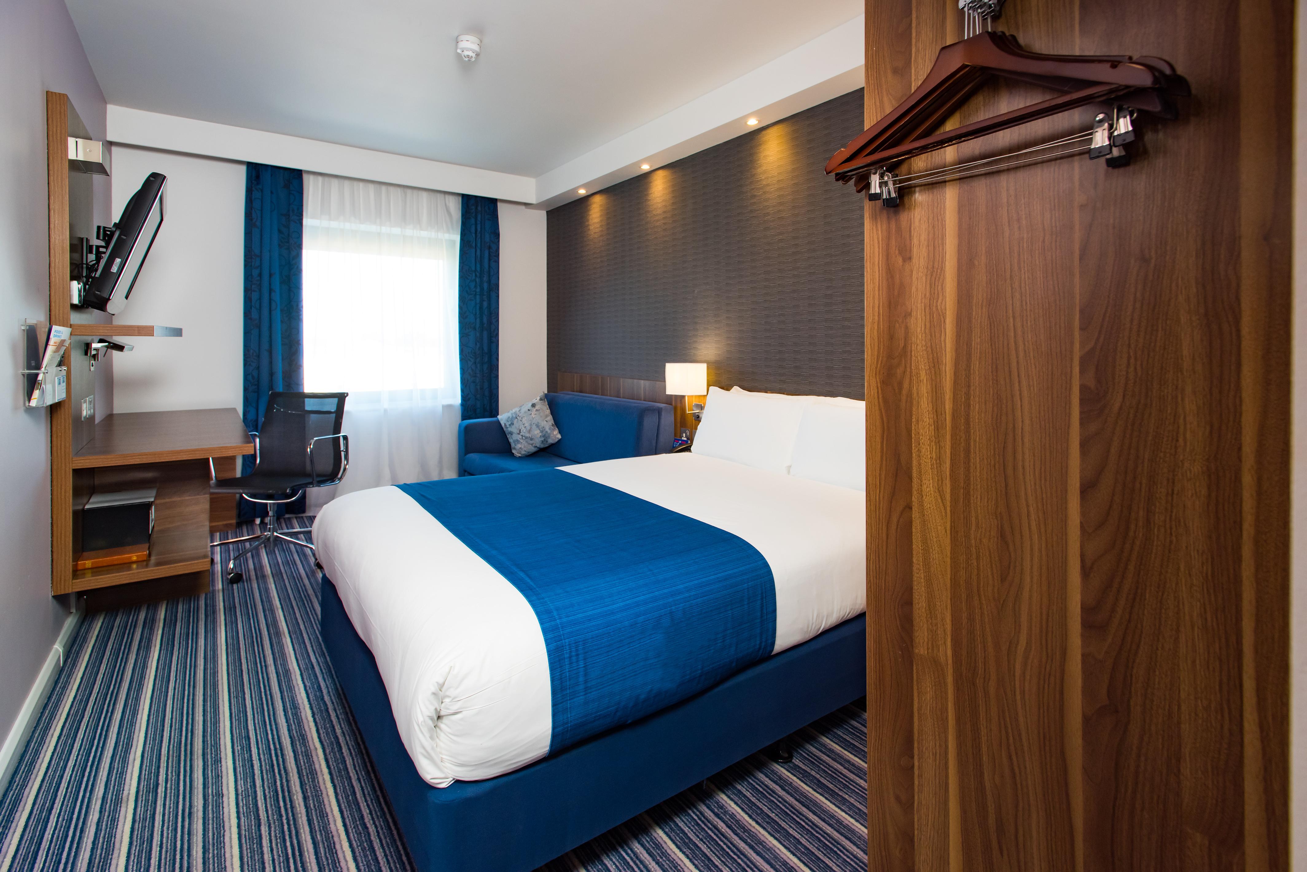 Holiday Inn Express London-Wimbledon-South, An Ihg Hotel Екстериор снимка