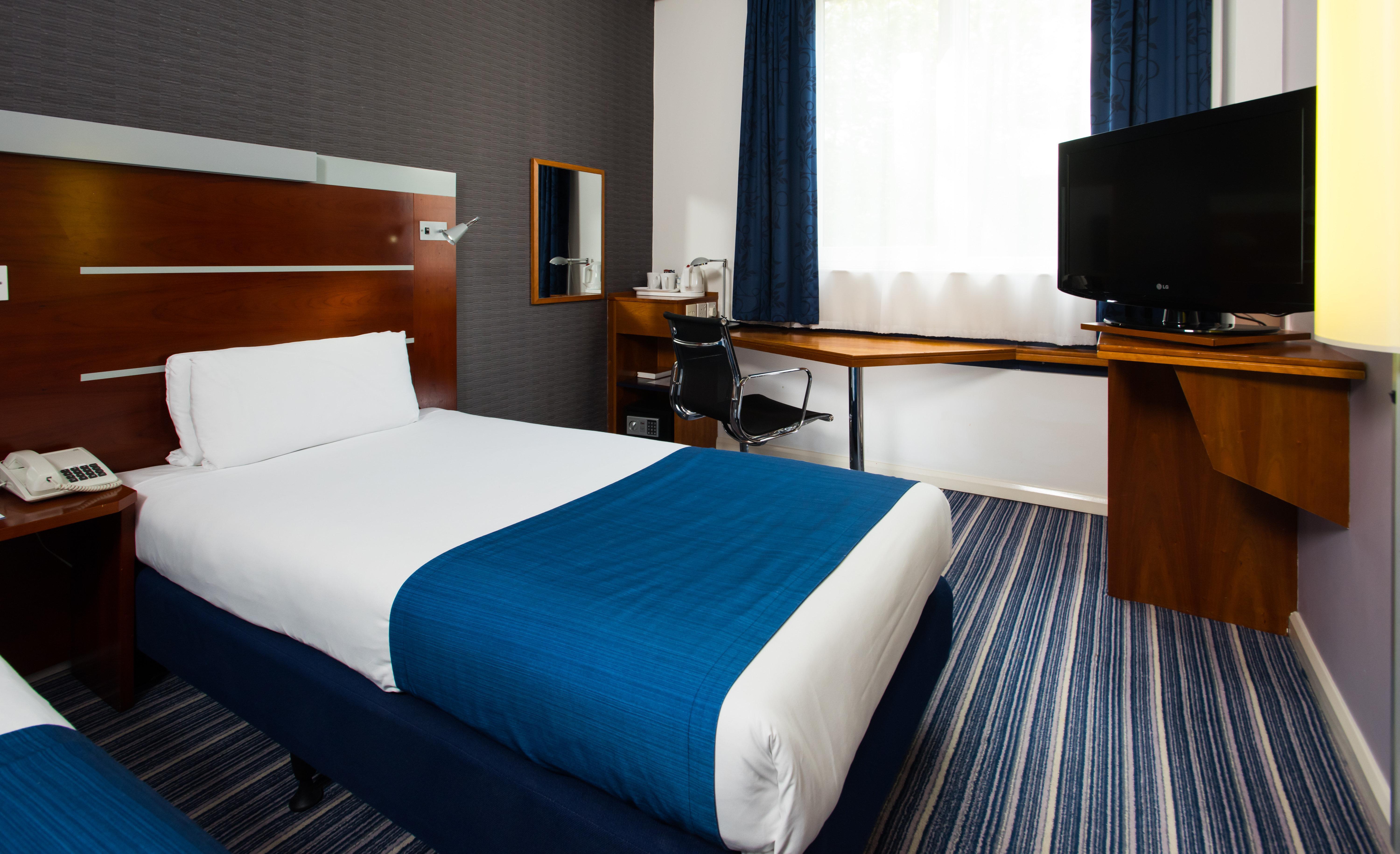 Holiday Inn Express London-Wimbledon-South, An Ihg Hotel Екстериор снимка