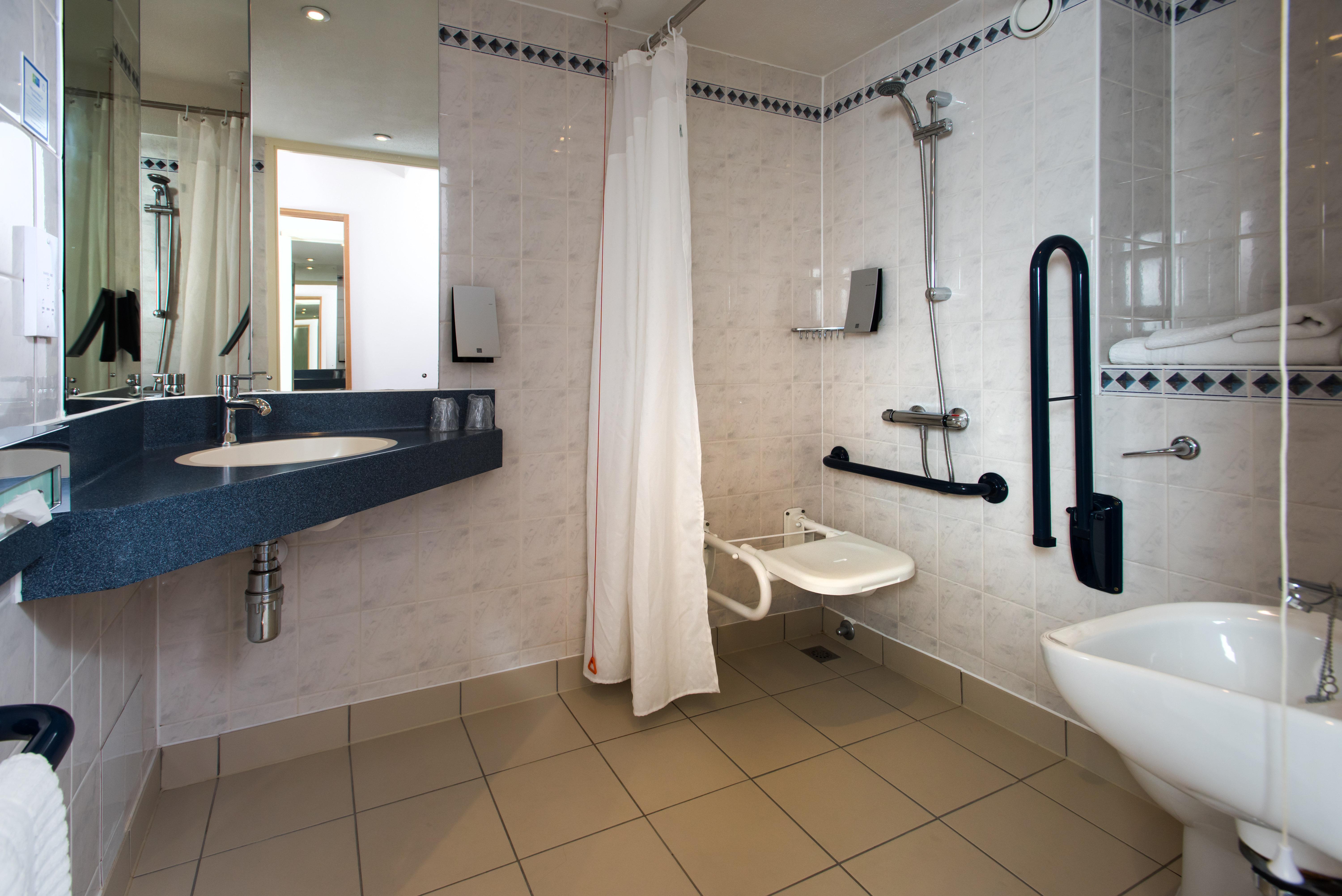 Holiday Inn Express London-Wimbledon-South, An Ihg Hotel Екстериор снимка