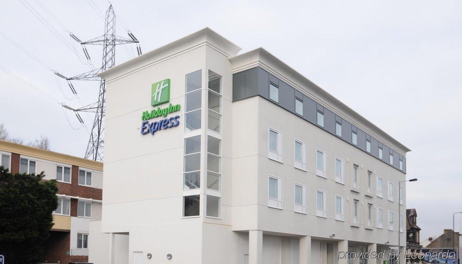Holiday Inn Express London-Wimbledon-South, An Ihg Hotel Екстериор снимка