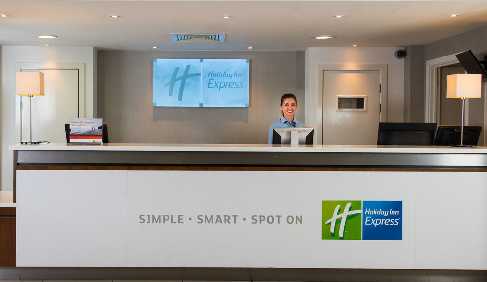 Holiday Inn Express London-Wimbledon-South, An Ihg Hotel Екстериор снимка
